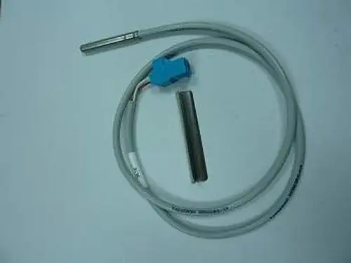 Fühler mit Metallsonde und Anschlusskabel, verwendet in Heizsystemen der Marke Remeha zur Temperaturmessung.